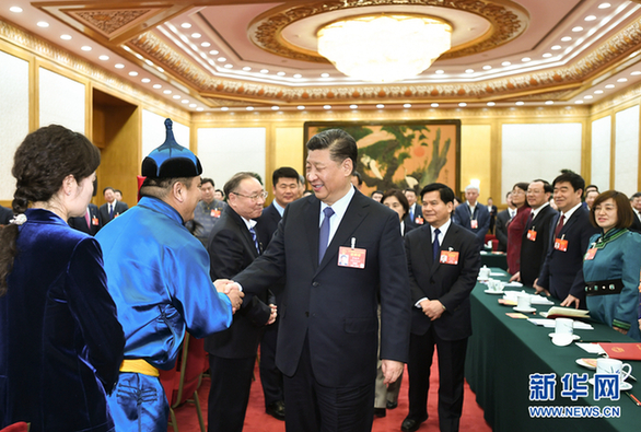 3月5日，中共中央總書記、國家主席、中央軍委主席習(xí)近平參加十三屆全國人大二次會(huì)議內(nèi)蒙古代表團(tuán)的審議。 新華社記者 謝環(huán)馳 攝