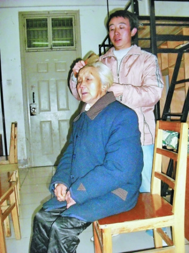 張義波給外婆梳頭。 