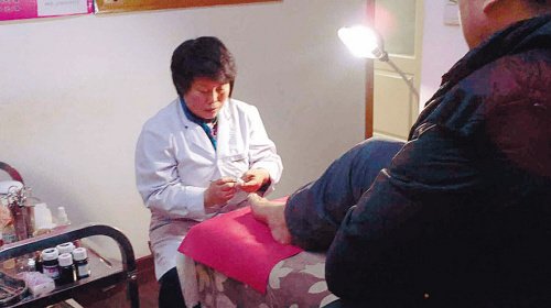 李子娟給空巢老人免費修腳,一干就是11年 李子娟給空巢老人免費修腳,一干就是11年