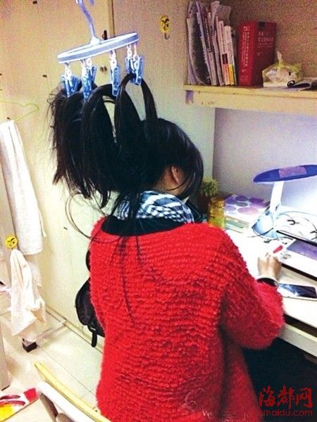 農(nóng)大女生“吊發(fā)苦讀”，備戰(zhàn)期末考試