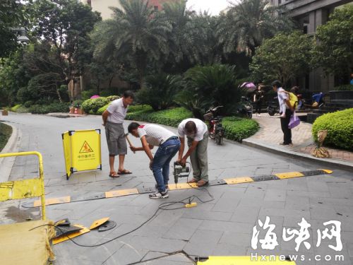 男童被撞亡后，該小區(qū)開始在通道上加裝減速帶