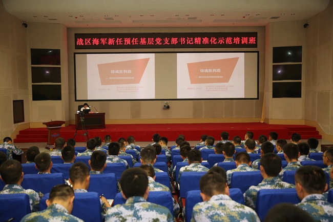 洪武子在為海軍官兵講解古田會(huì)議精神。 古田會(huì)議紀(jì)念館供圖
